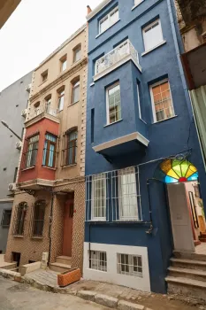 مبنى مفروش بالكامل للبيع في بيوغلو مثالي لتأجيره عبر Airbnb